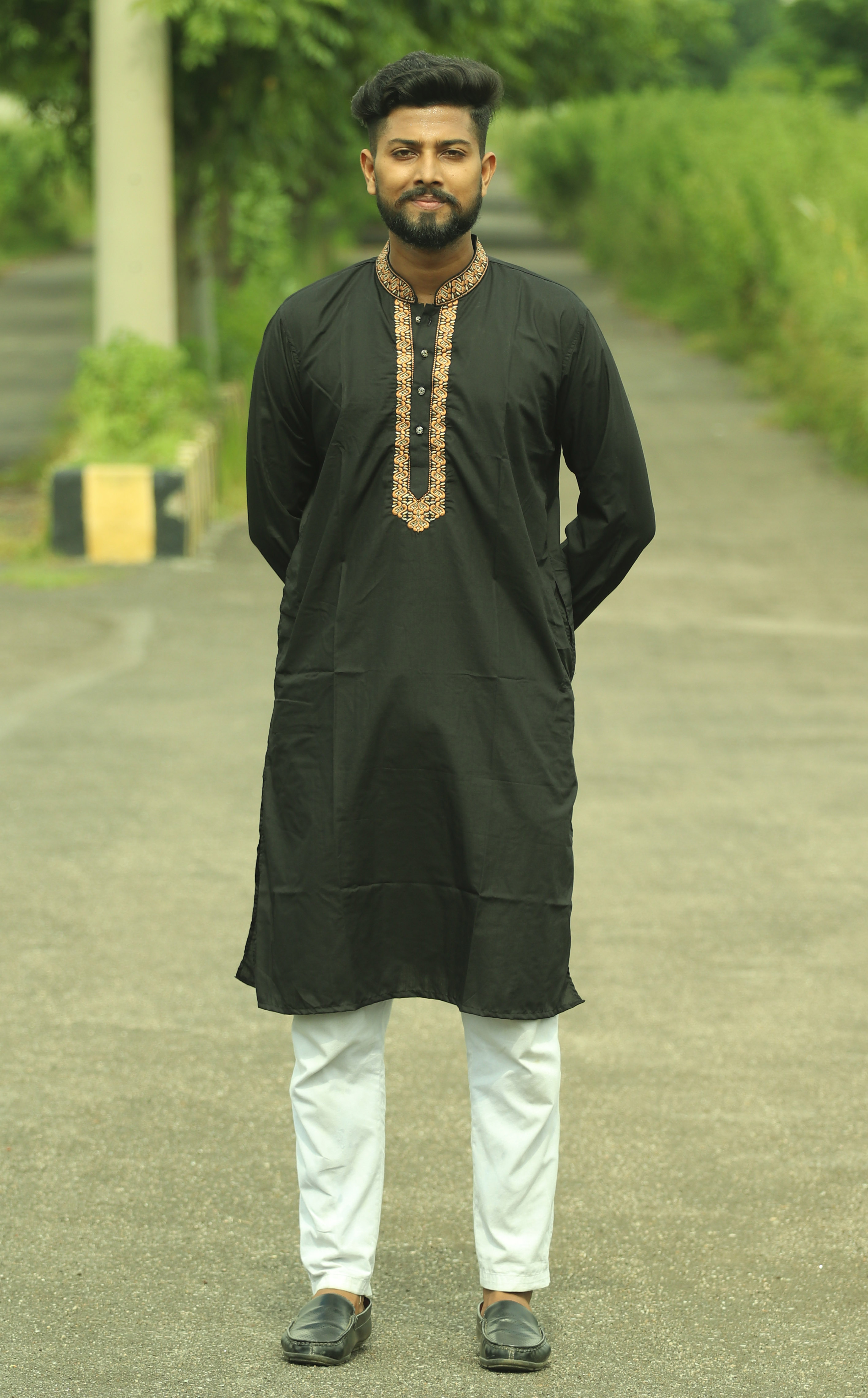 ছেলেদের এক্সক্লুসিভ কালো পাঞ্জাবি সাথে এম্ব্রয়ডারি কাজ।