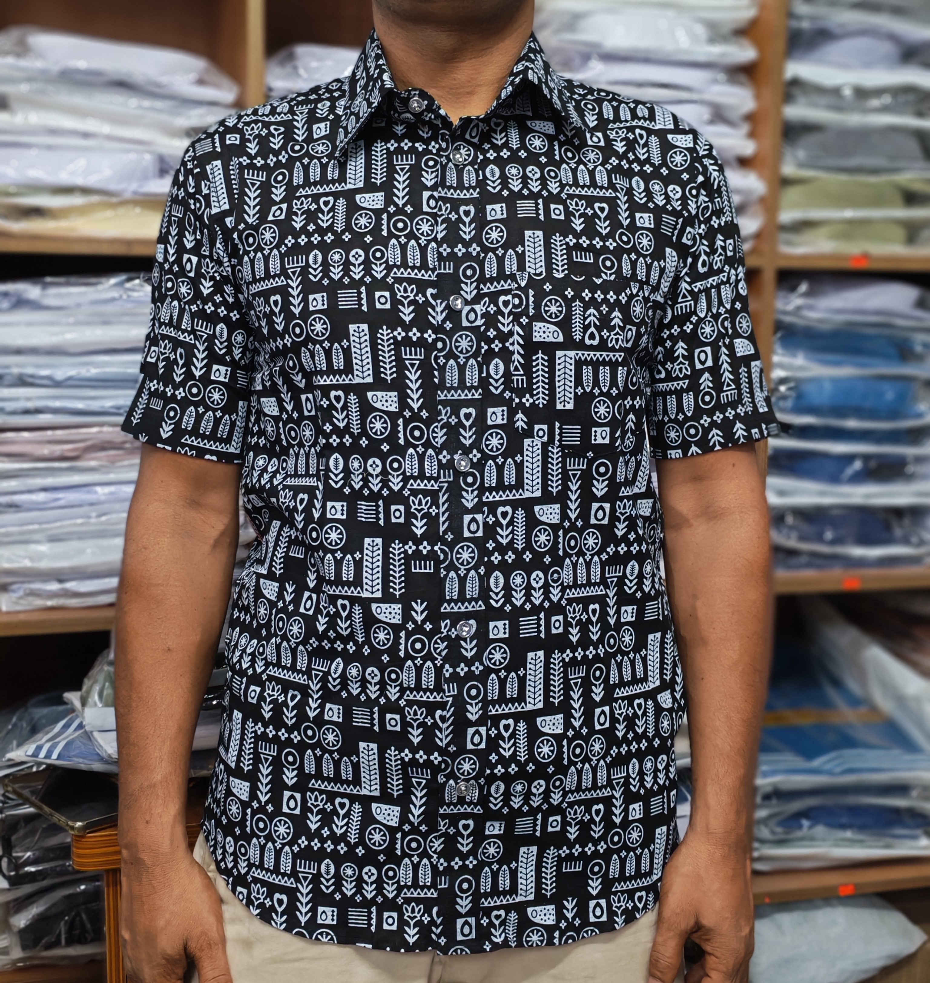 ছেলেদের জন্য সাদা-কালো প্রিন্টেড শর্ট স্লিভ শার্ট – আরামদায়ক আড়ং কটন কাপড়